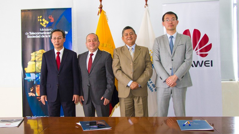 Información, Guillermo León; Alcalde de Aguarico, Franklin Cox y el Gerente de Huawei en Ecuador, Li Bo