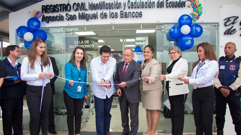 Corte de cinta de la inauguración de la Agencia de Registro Civil en Los Bancos