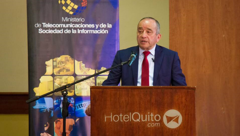 Ministro León en reunión en Hotel Quito.