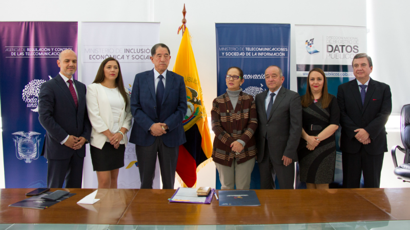 Autoridades en la presentación de las Tarifas Sociales