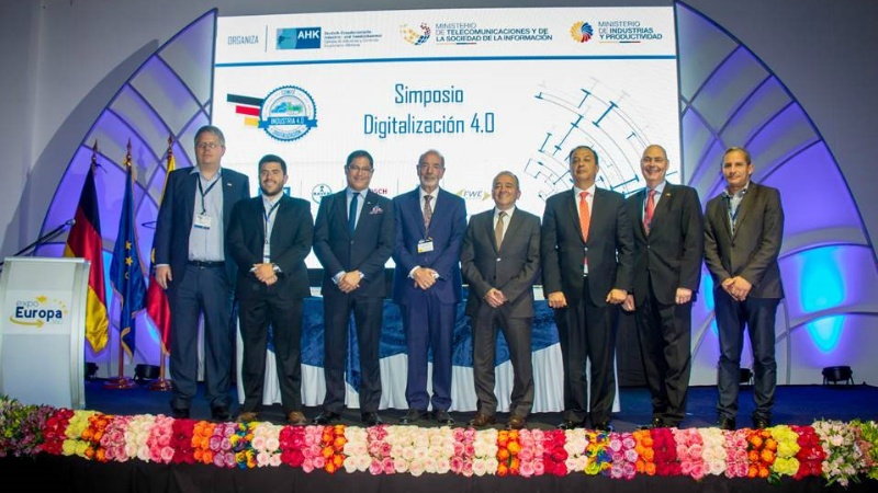 Foto oficial con autoridades en el evento "ExpoEuropa".