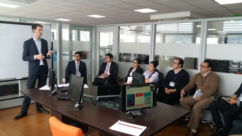Funcionarios capacitandose en impuestos al sector móvil