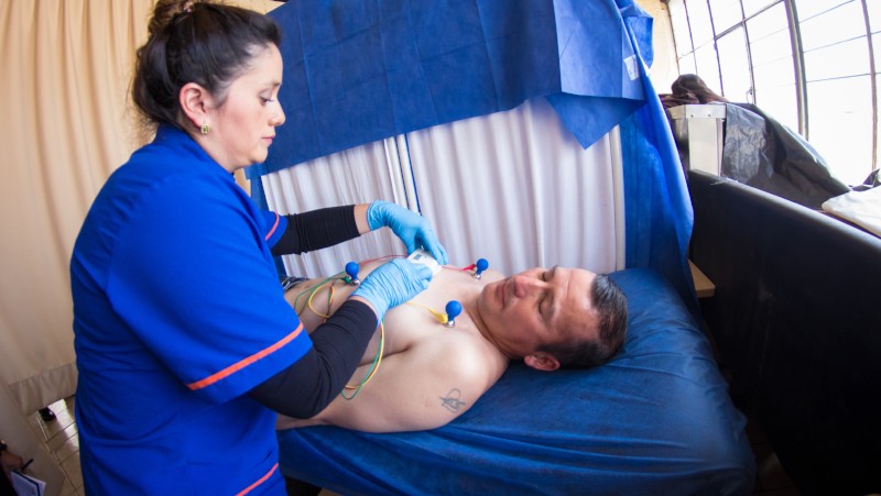 Usuario del Megainfocentro realizandose el electrocardiograma gratuito