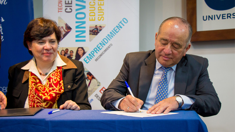 Ministro firma convenios con de Cooperación Interinstitucional con representantes de seis centros de educación superior .