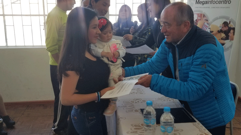 Ministro Guillermo León entrega certificado a usuaria del Megainfocentro Tulcán