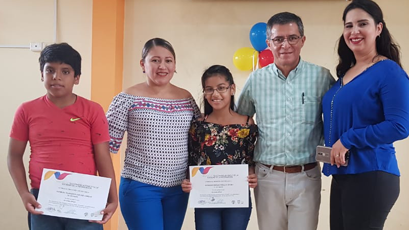 Viceministro Patricio Real entregando certificados en TIC