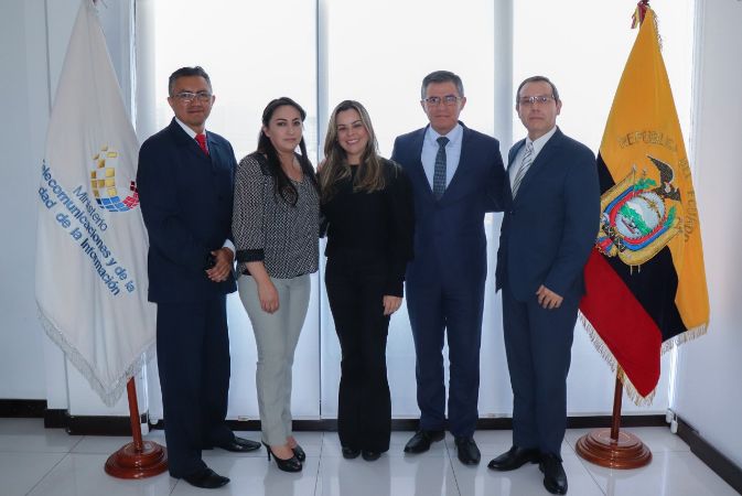 Patricio Real Viceministro del MINTEL y Ana Veneroso, delegada de la Unión Internacional de Telecomunicaciones (UIT)