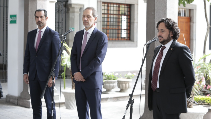 de der a izq: Ministro Andrés Michelena, Daniel Hajj y Alfredo Escobar