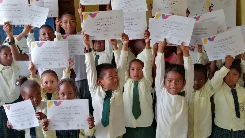 Estudiantes de la Unidad Educativa 2 de Agosto
