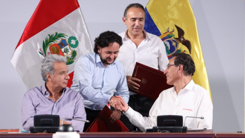 De izq a der: Presidente de Ecuador, Lenín Moreno; Ministro de Telecomunicaciones y de la Sociedad de la Información, Andrés Michelena Ayala; Ministro de Transporte y Comunicaciones, de Perú, Edmer Trujillo, y Presidente de Perú, Martín Vizcarra.