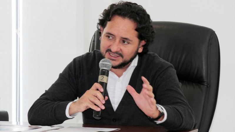 Ministro Andrés Michelena Ayala durante su exposición de los resultados del uso de las herramientas digitales.