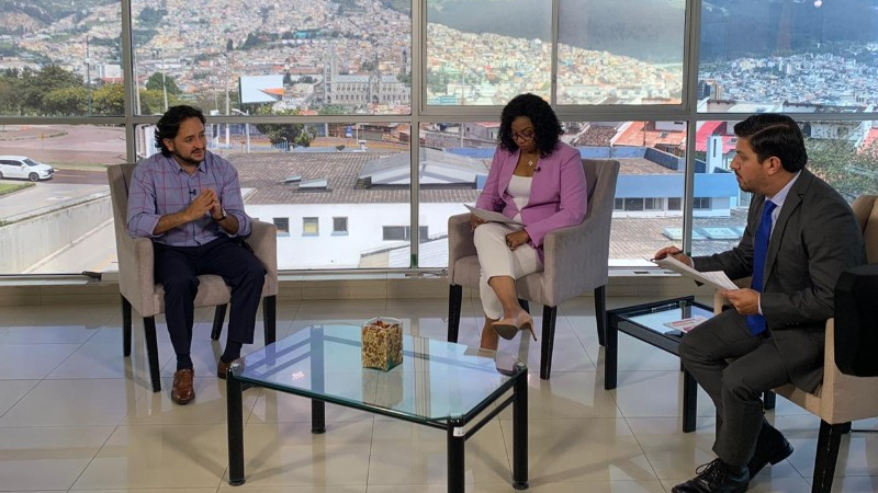 Ministro Andrés Michelena Ayala, junto con la secretaria Nacional de Riesgos y Emergencias, Alexandra Ocles