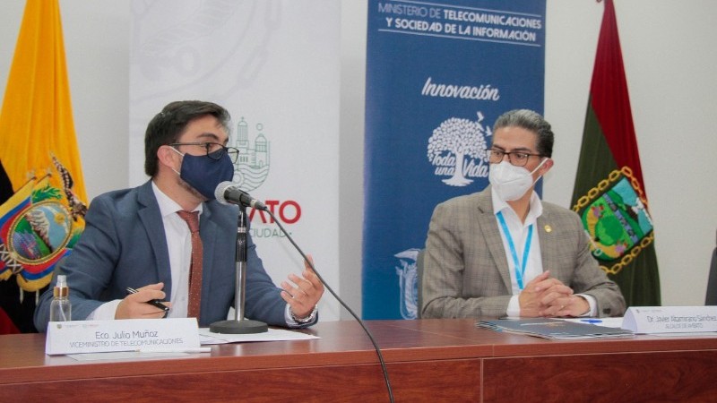 El viceministro de Tecnologías de la Información y Comunicación, del Ministerio de Telecomunicaciones y de la Sociedad de la Información, Julio Muñoz, y el alcalde de Ambato, Javier Altamirano