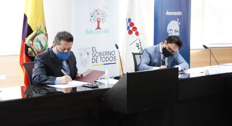 Ricardo Moya, Viceministro del Servicio Público, del Ministerio del Trabajo y Julio Muñoz, Viceministro de Tecnologías de la Información y Comunicación, del MINTEL.