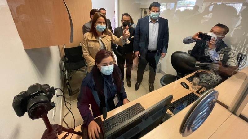 Ministra Vianna Maino durante su recorrido por las Agencias de Registro Civil