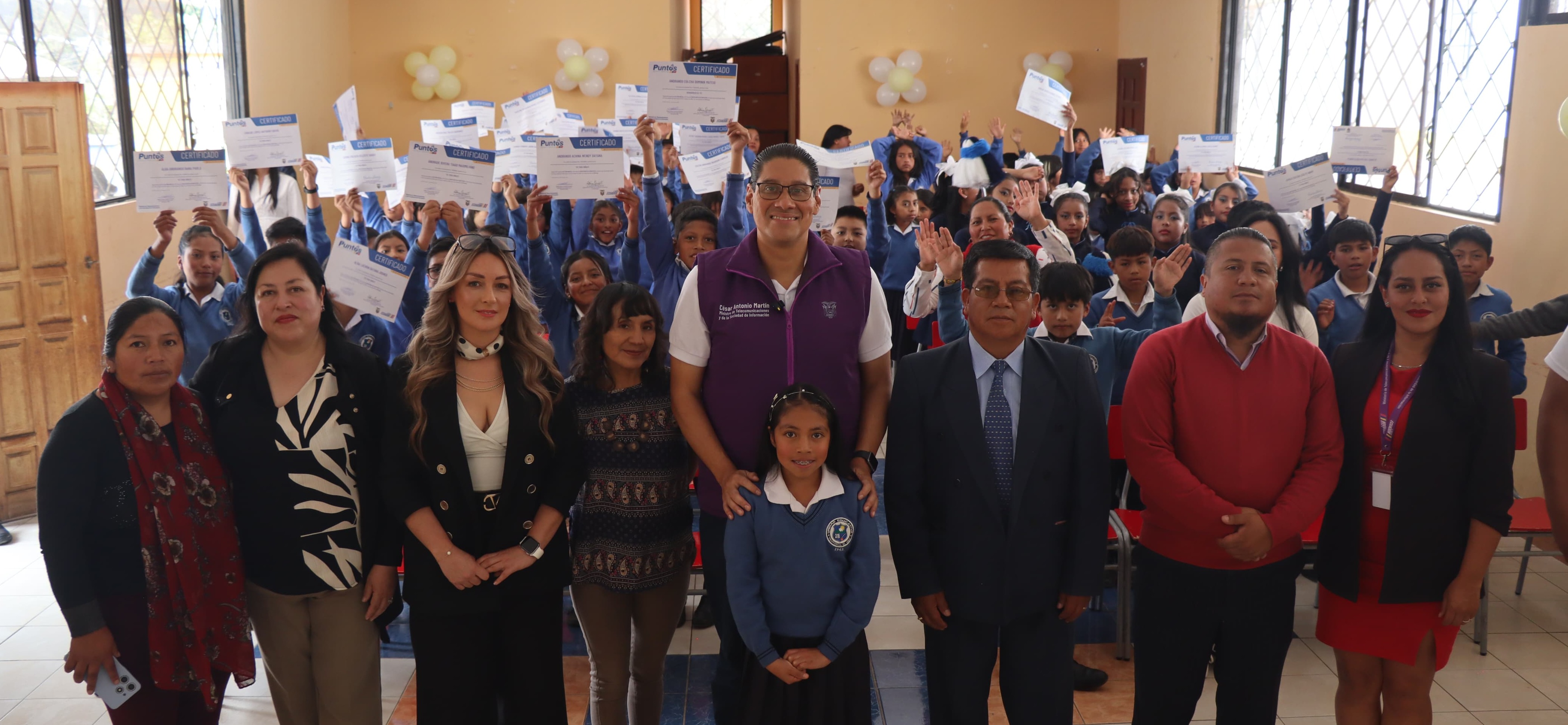 Ministro César Martín Impulsa la Digitalización en Ayora: 100 Alumnos de la Unidad Educativa Provincia del Oro Certificados En TIC Gracias al Punto Digital Gratuito de la parroquia