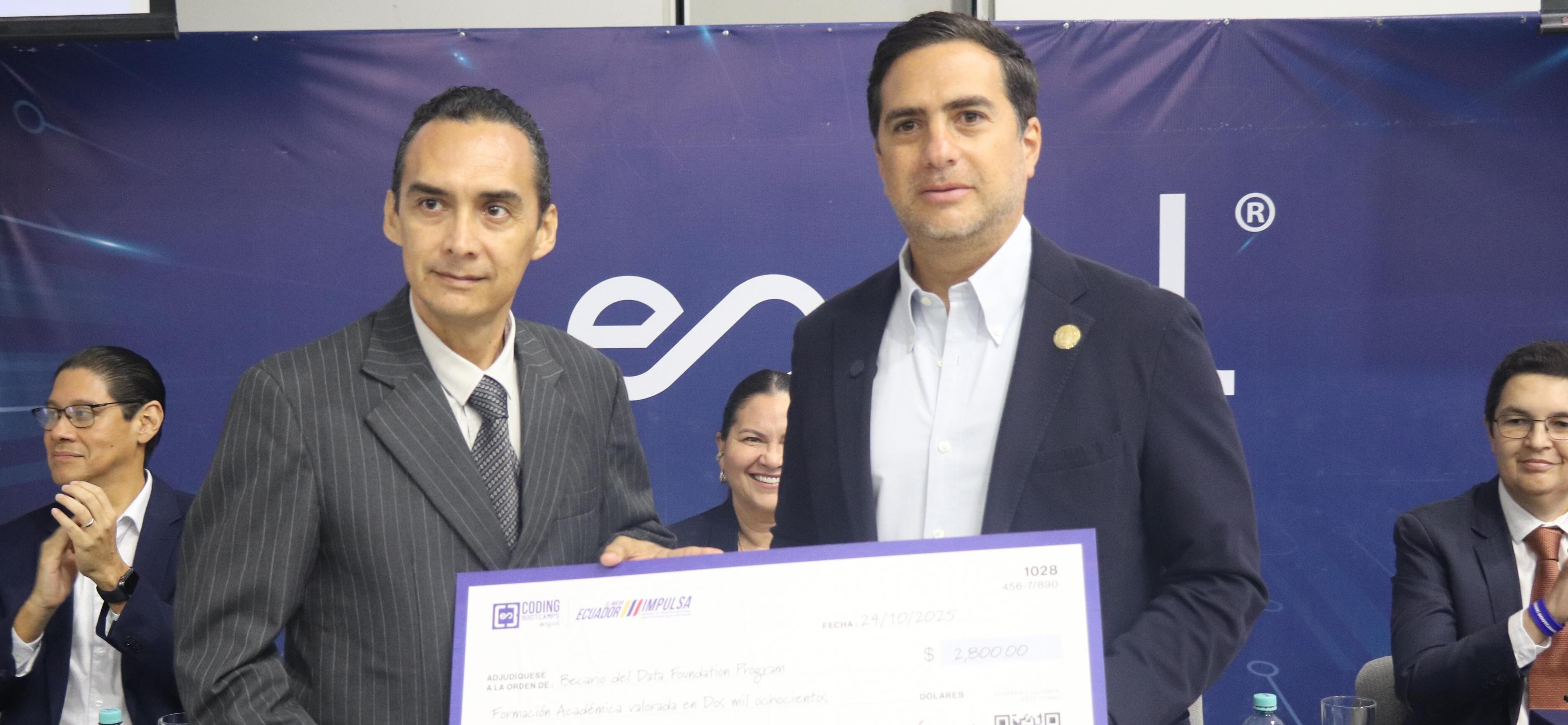 El Gobierno Nacional impulsa el talento digital con la entrega oficial de 200 becas MINTELCoding Bootcamps ESPOL