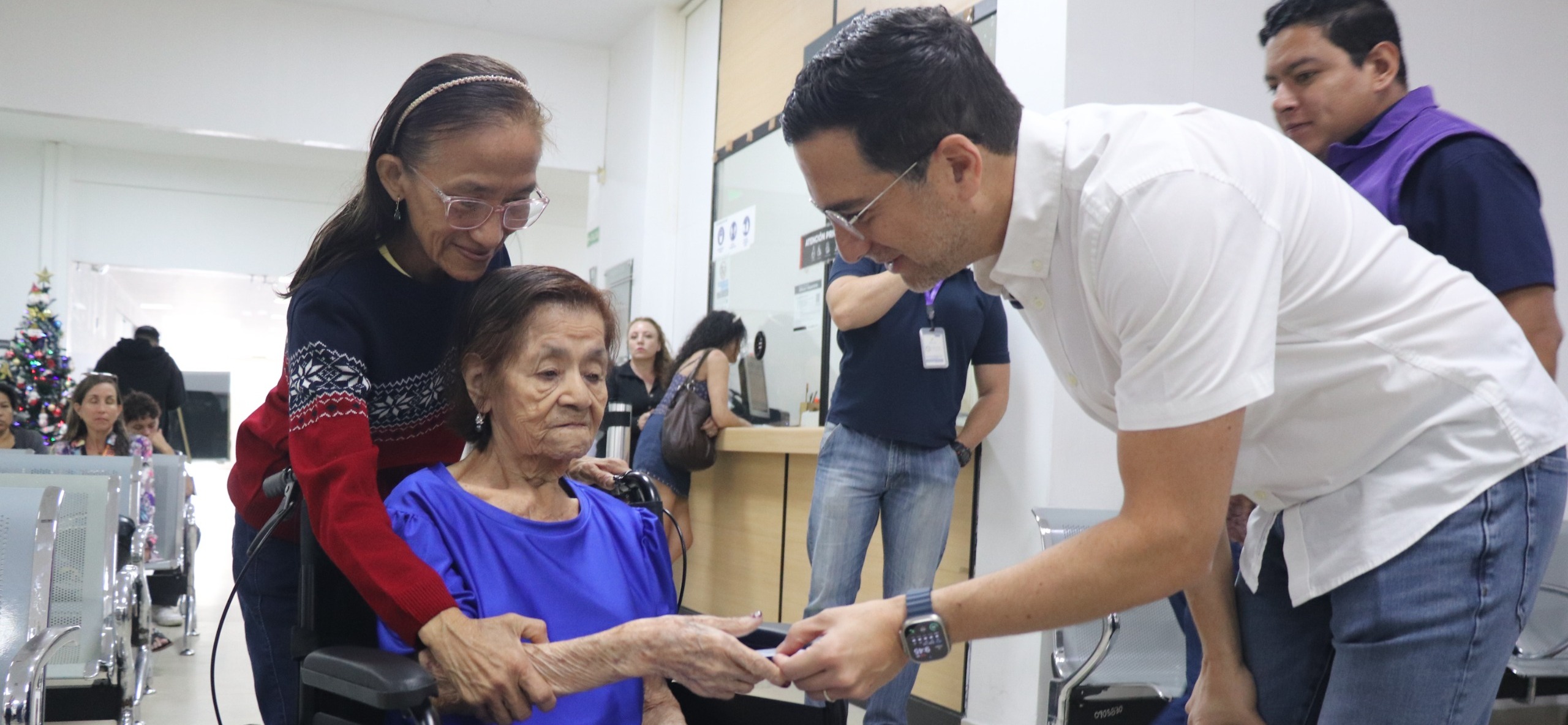 Ministro Roberto Kury verifica servicios del Registro Civil en Salinas y anuncia jornadas extendidas para emisión de cédulas y pasaportes